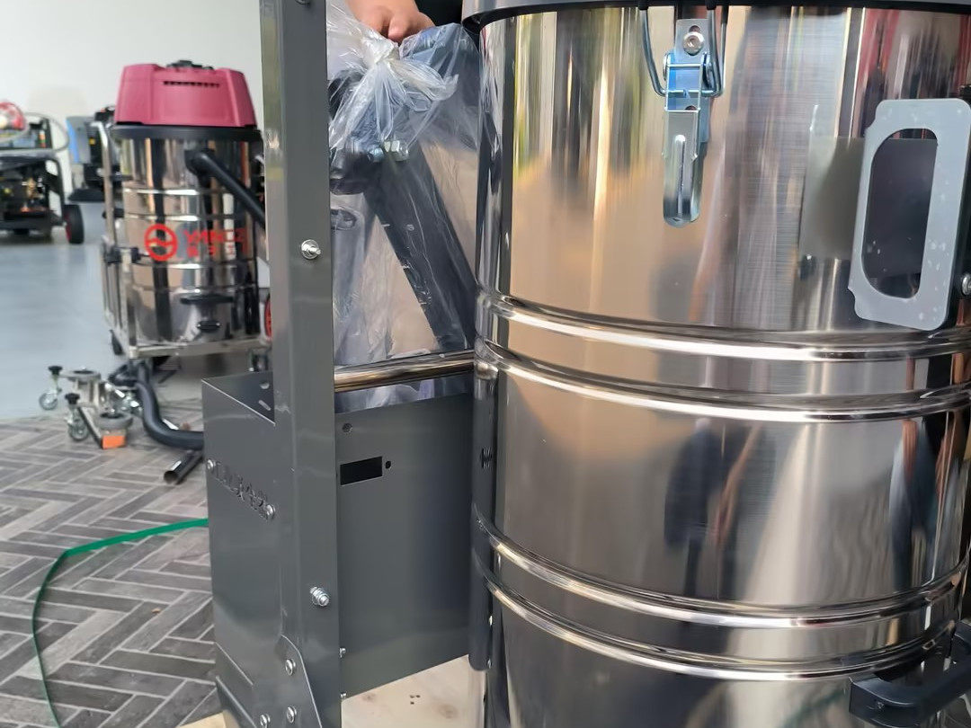 四川昭鋼炭素采購揚子C8工業(yè)吸塵器和駕駛式吸塵器